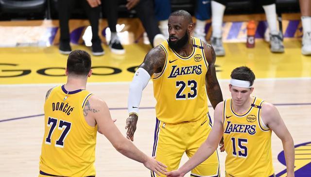 一边回头张 一边回头张